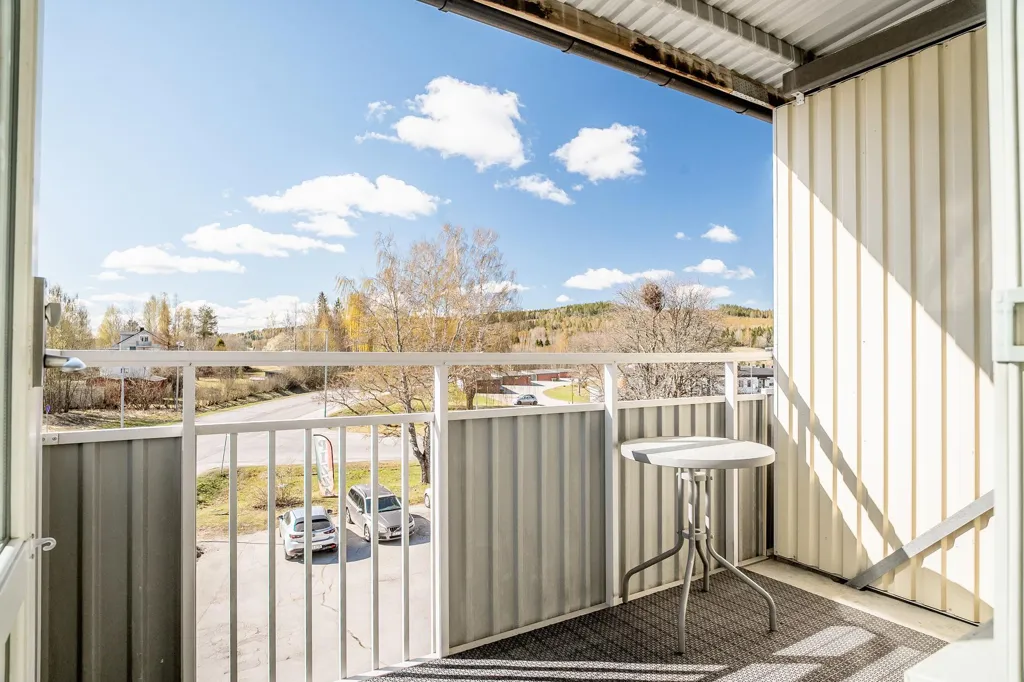 Rõdu - Modernised Two-Bedroom Flat with Balcony in Johannedal