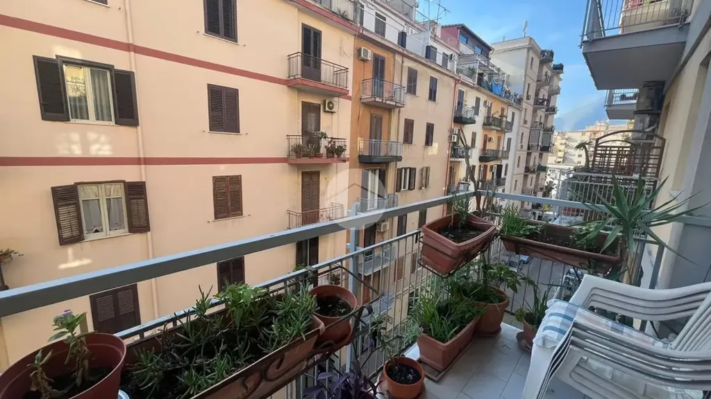 Balcon - 1970s Apartment with Balcony in Palermo