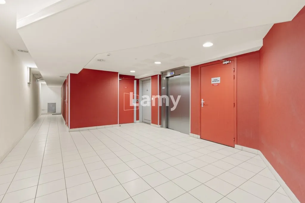 Esik - Bright 3-Bed Flat with Balcony in Recent Building