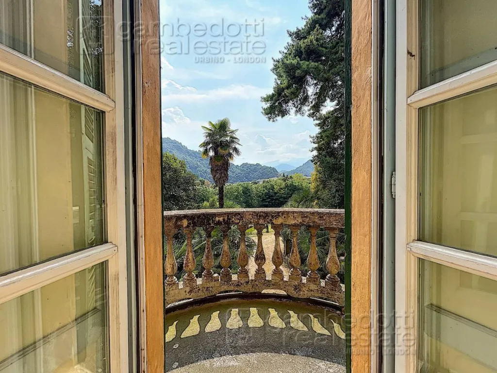 Balcony - Historic Villa with Garden in Barge