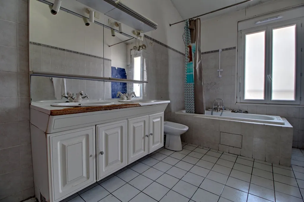 Salles de bain - Duplex Lumineux avec Terrasse au Dernier Étage à Cergy