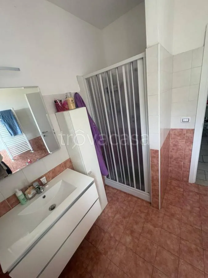 Salles de bain - Three-Level Apartment with Balcony in Cisterna di Latina
