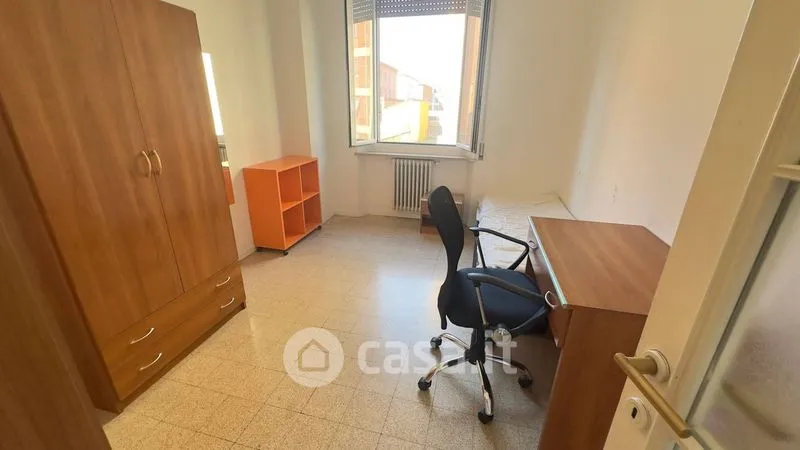 Chambres - Four-Bedroom Apartment with High Ceilings in Parma