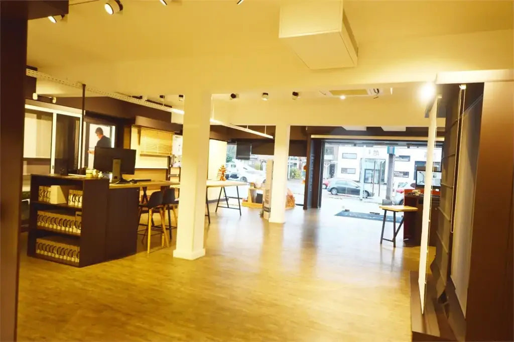 Pièces - Boutique en location avec parking à Ninove