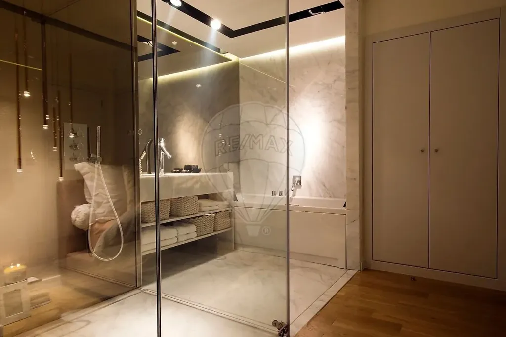 Salles de bain - Lisbon Condo with Terrace and Fireplace
