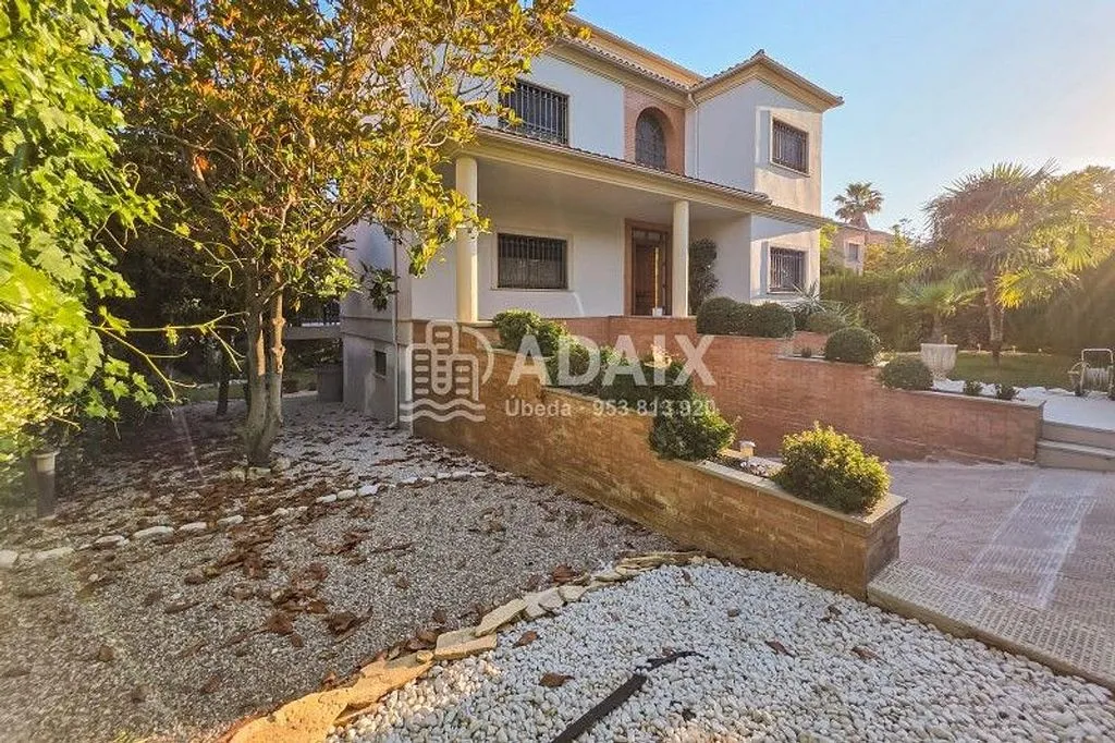 Exterior - Chalet with Pool in Baeza, Jaén
