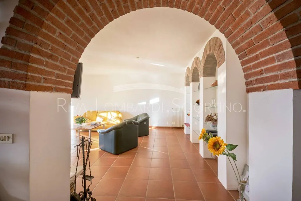 Esik - Casale with Vigneto in Mango, Langhe
