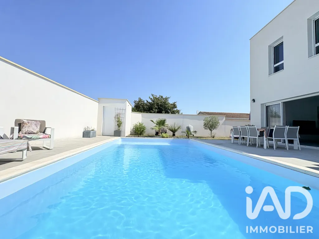 Piscina - Architectural House with Pool in Carbon-Blanc