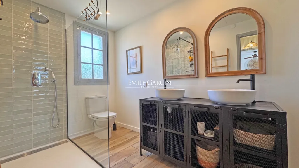 Salles de bain - Maison Rénovée avec Piscine près des Plages du Cap d'Antibes