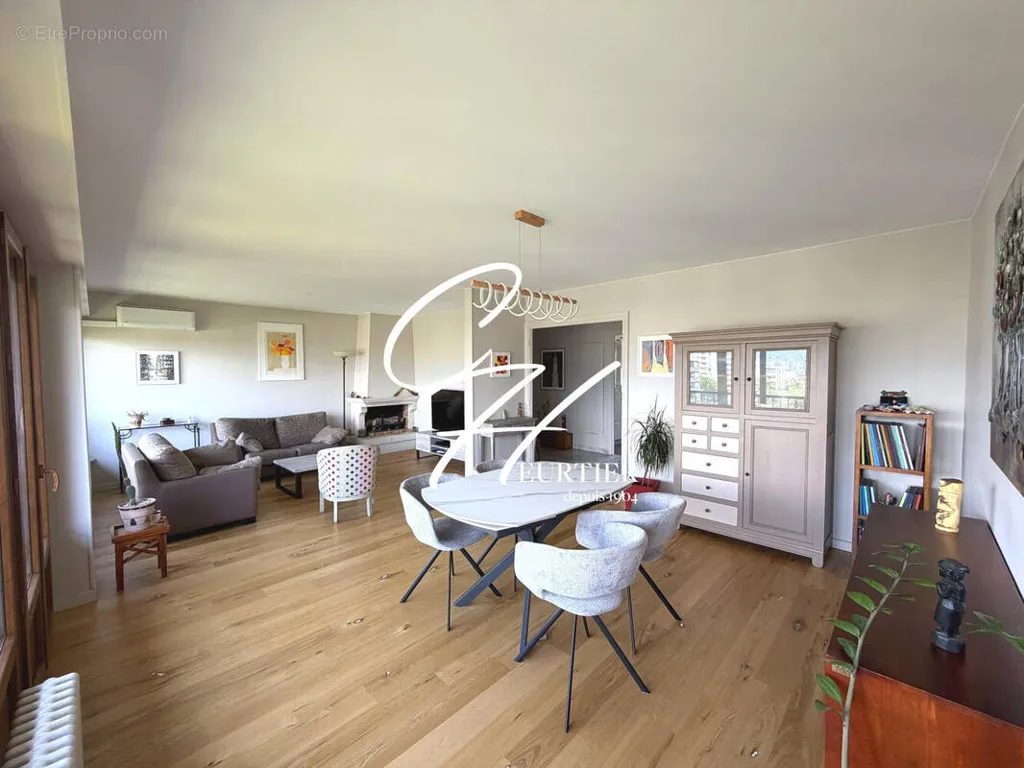 Séjour - Appartement avec Balcon au Dernier Étage à Echirolles