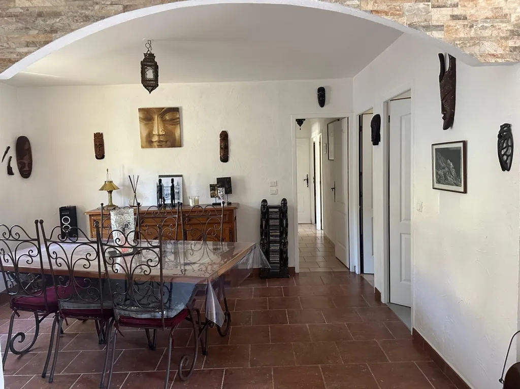 Salle à manger - Villa de Plain-Pied Bien Entretenue au Thoronet