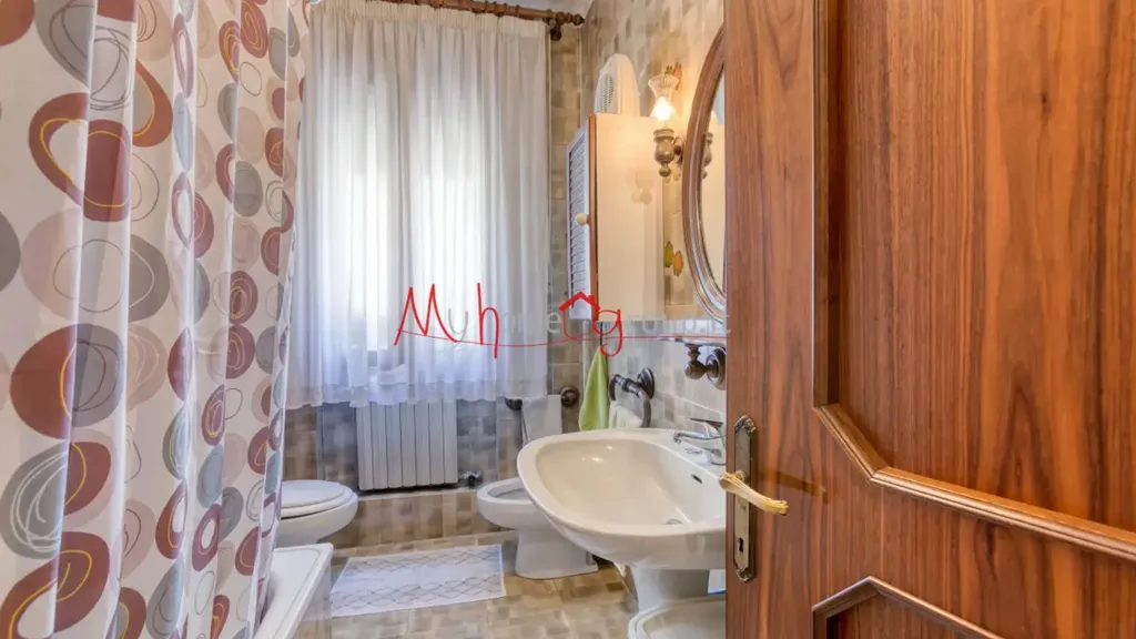 Bathrooms - Four-Bedroom Apartment with Balconies in Padova