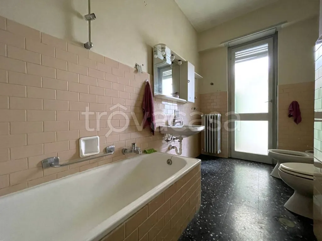 Salles de bain - Spacious 3-Bedroom Apartment in Settimo Torinese