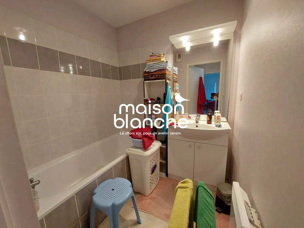 Bathrooms - Modern Flat with Balcony in Parthenay