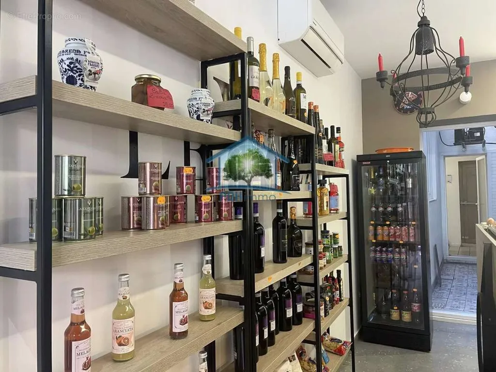 Toad - Commercial Property with Kitchen in Saint-Galmier Centre