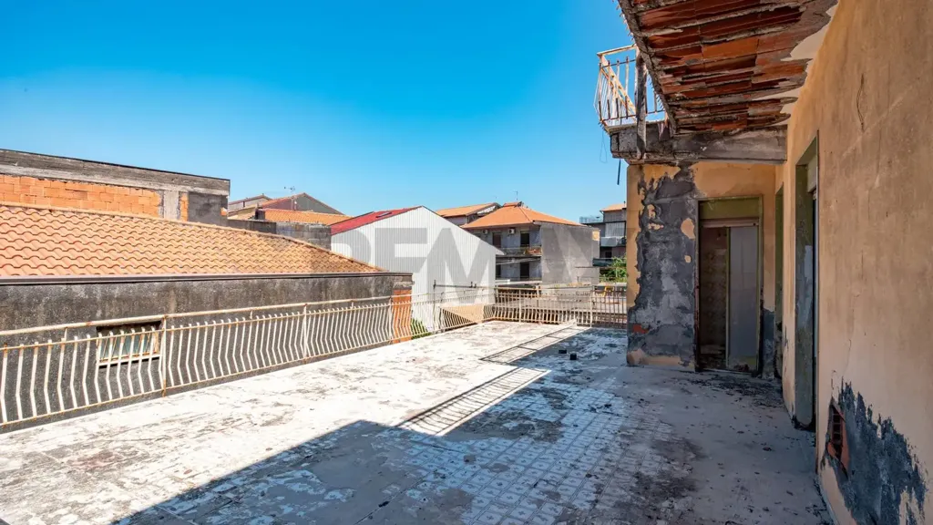 Terrasse - Commercial Space with Apartments in Belpasso
