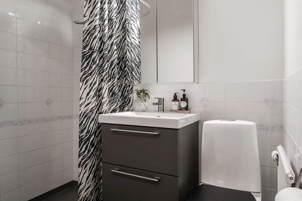 Salles de bain - Charming One-Bedroom Flat with Low Rent in Torsgatan