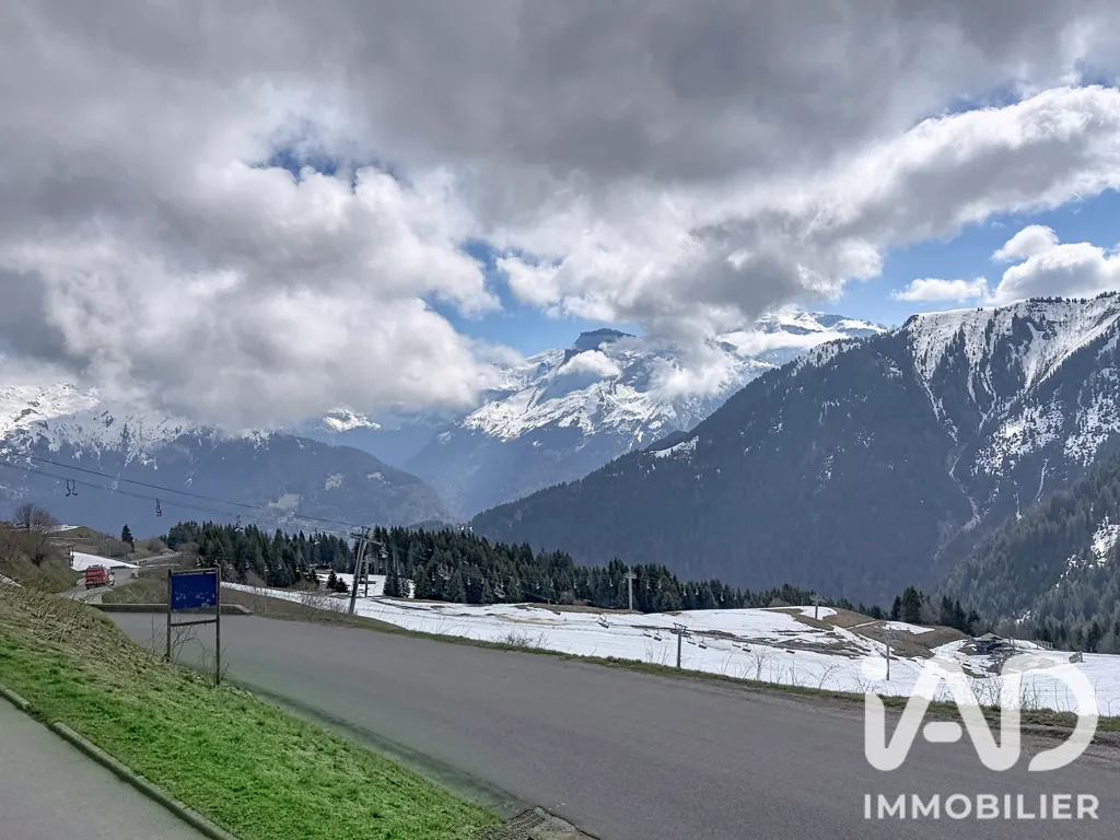 Charming Apartment with South-Facing Balcony in Samoëns