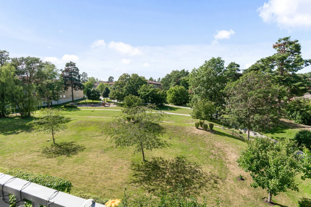 Garden - Apartment with Balcony in Hässelby Gård