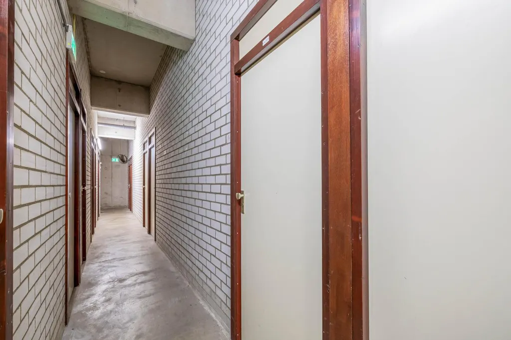Esik - 3-Bedroom Gallery Flat with Balcony in Rotterdam South