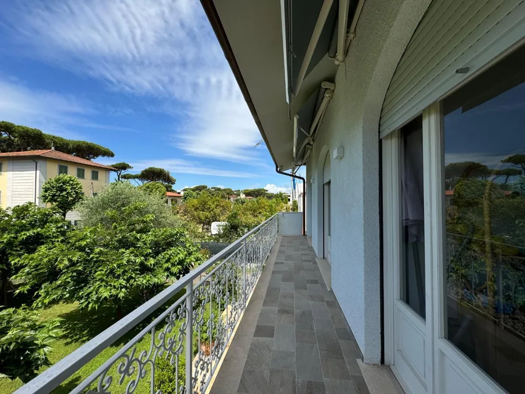 Balcon - Villa Portion with Garden in Forte Dei Marmi