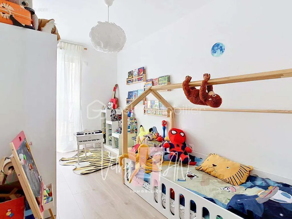 Camere da letto - 4-Bedroom Flat with Balcony in Chessy Centre