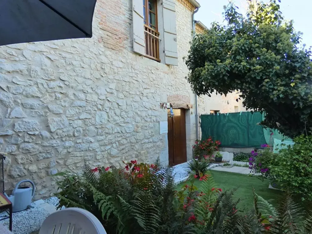 Aed - Stone House with Garden in Hautefort