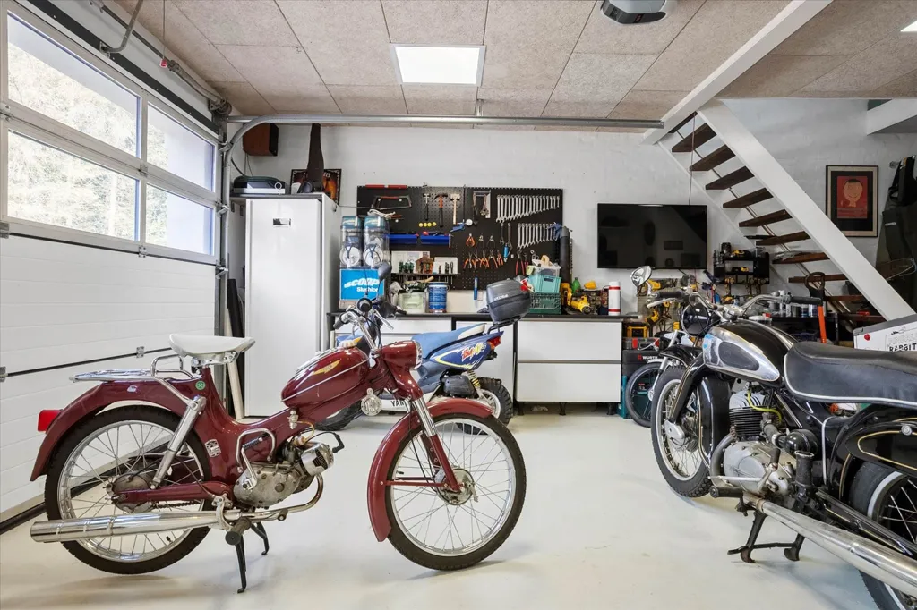 Garage - 1942 Villa with Garden in Nykøbing M