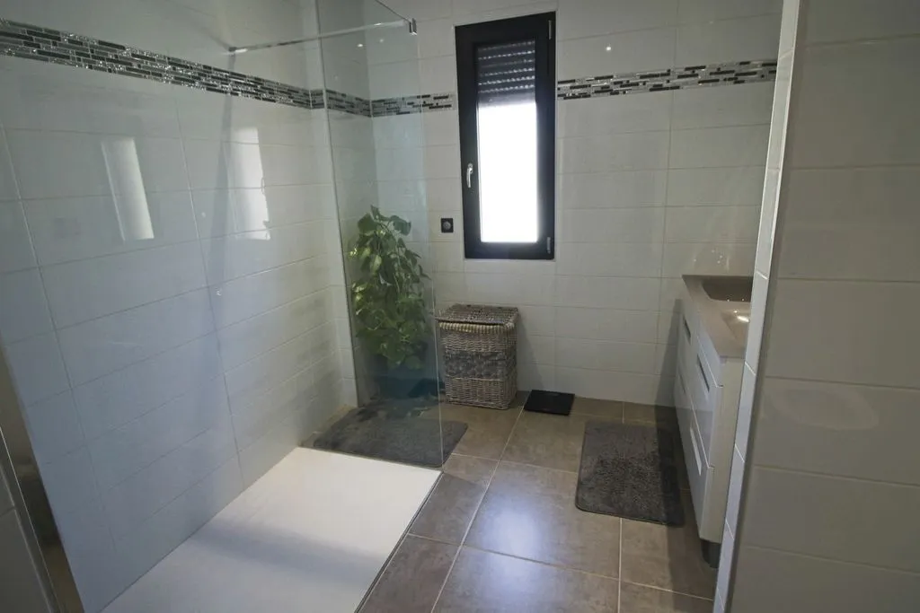 Salles de bain - Maison Contemporaine avec Terrasse à Cahors