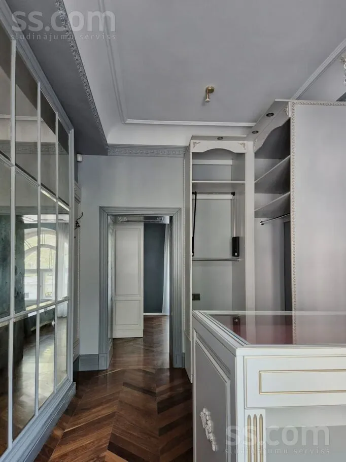 Esik - 4-Bedroom Apartment with Balcony in Riga Centre