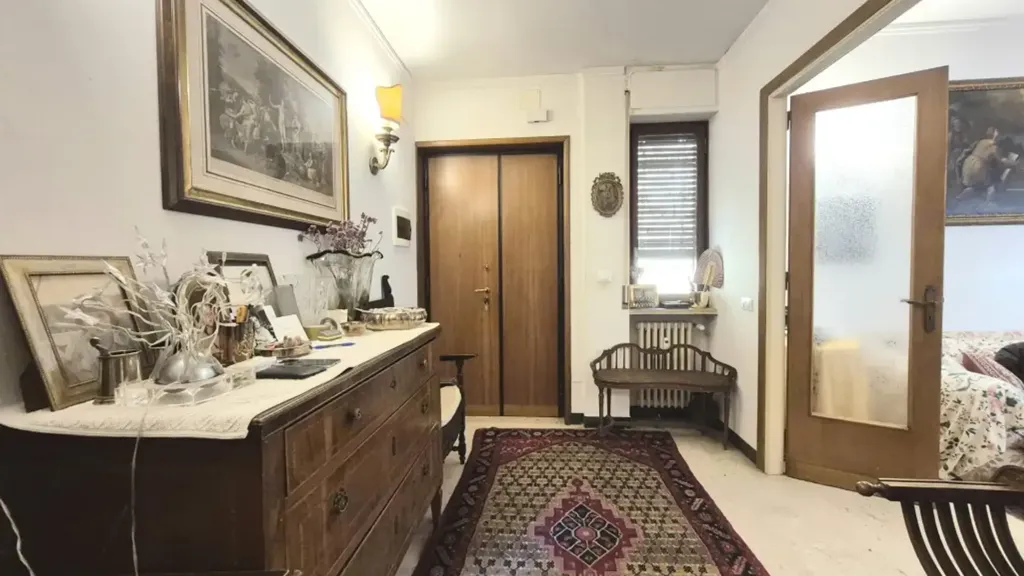 Esik - Classical Apartment with Balcony in Florence