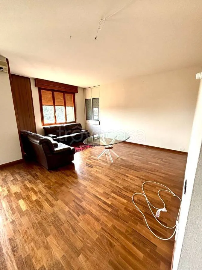 Elutuba - Spacious Apartment with Balcony in Modena