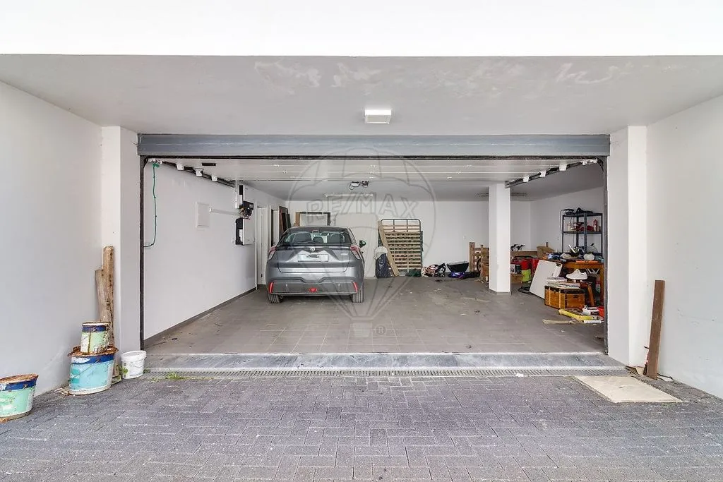 Garage - Luxury Villa in Ramada e Caneças, Portugal
