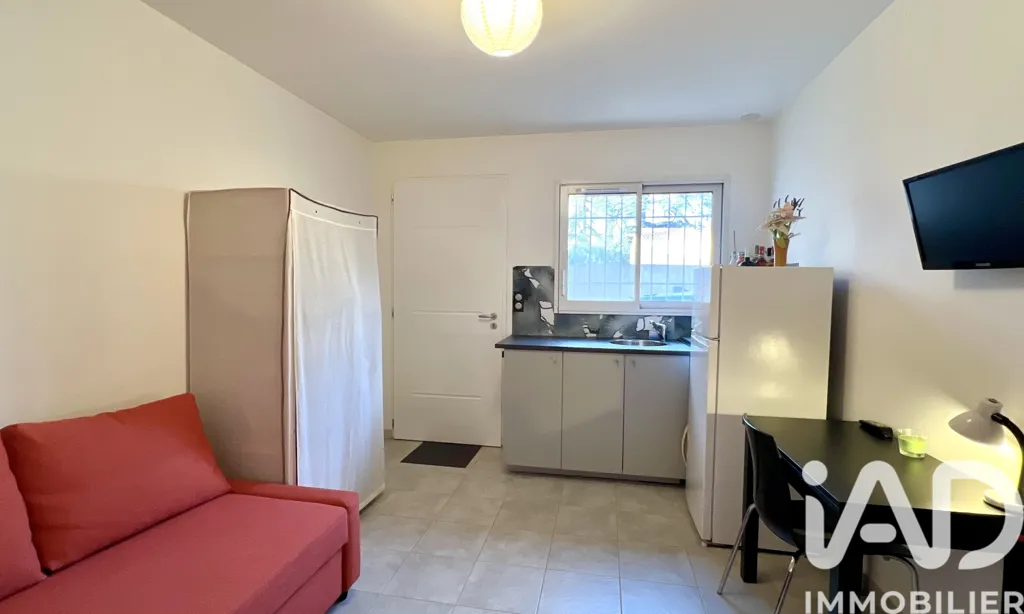 Kitchen - Contemporary House with Pool in Pont-Saint-Esprit