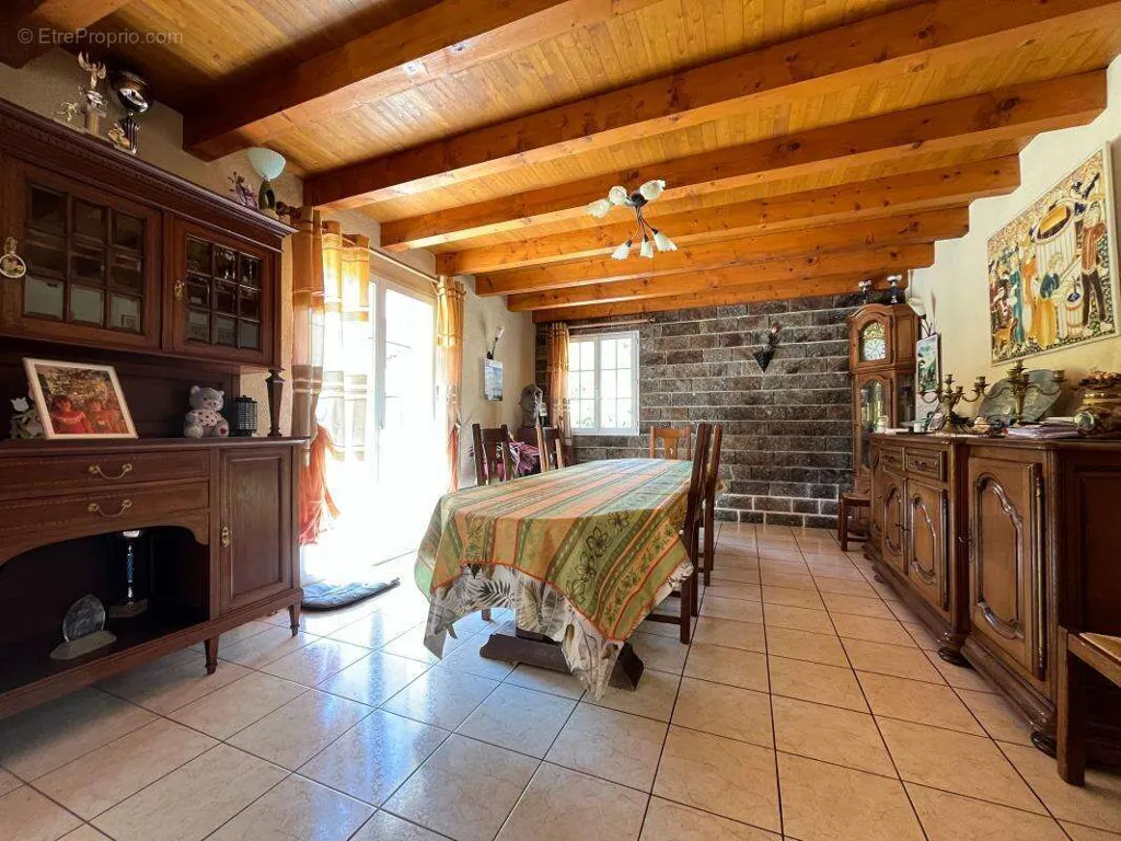 Salle à manger - Maison de Prestige en Pierre avec Tour à Aubin