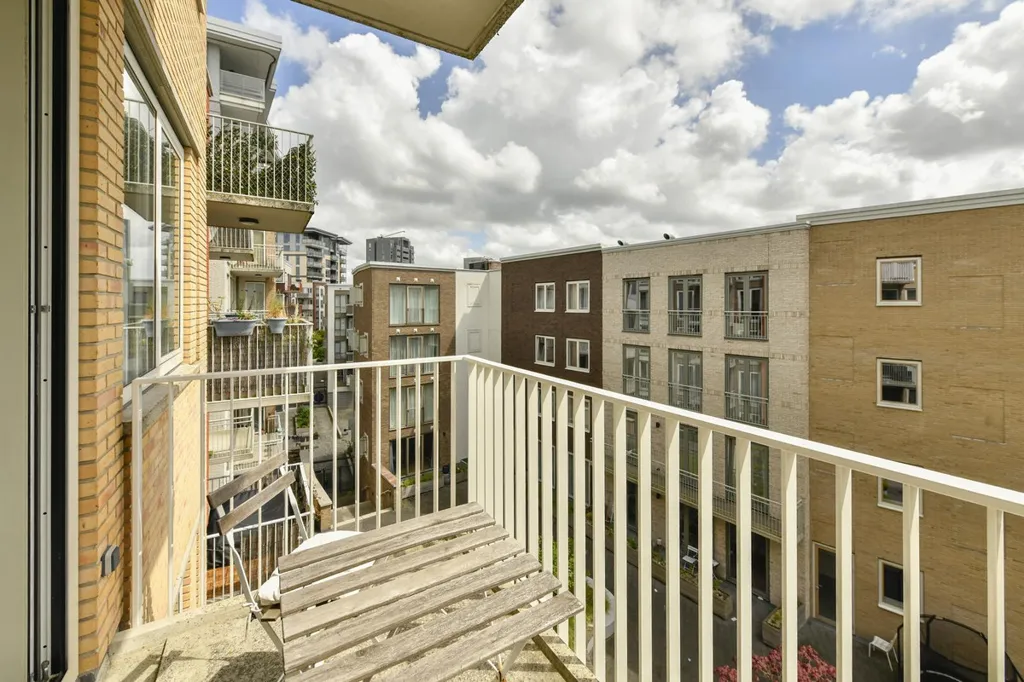 Balcon - Modern Apartment with Balcony in Diemen