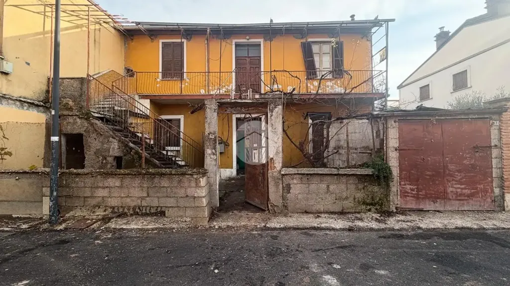 Välivaade - Semi-detached House with Terrace in Avezzano