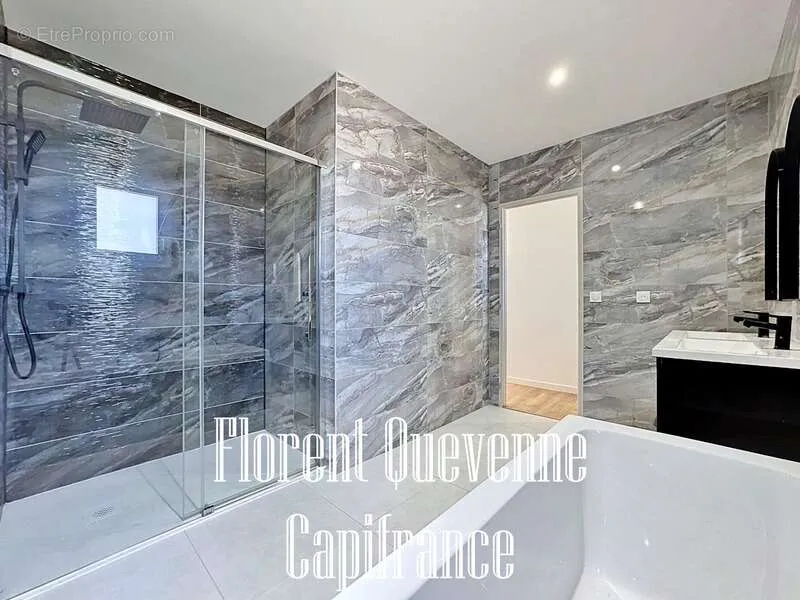 Salles de bain - Maison Familiale avec Jardin à Cagny