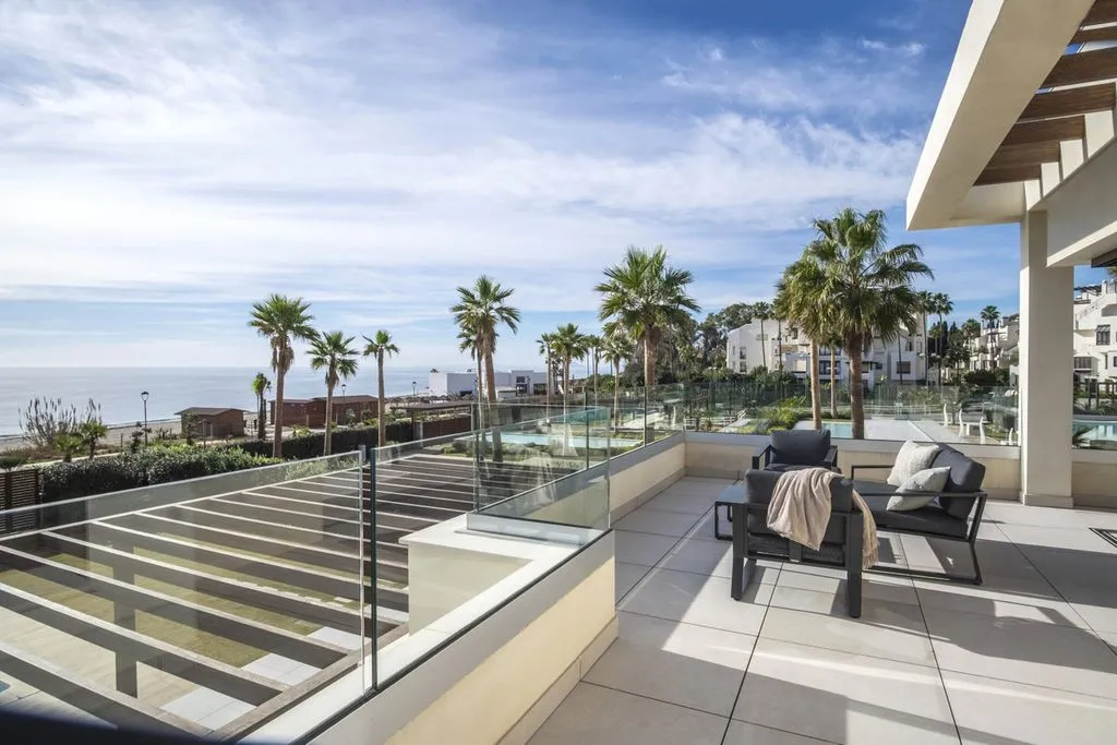 Rõdu - Beachfront Villa with Pool in Estepona
