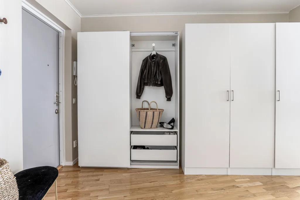 Rooms - Apartment with Large Windows in Mariehöjd