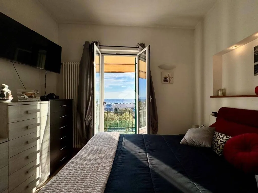 Chambres - Quadrilocale with Sea View Balcony in Noli