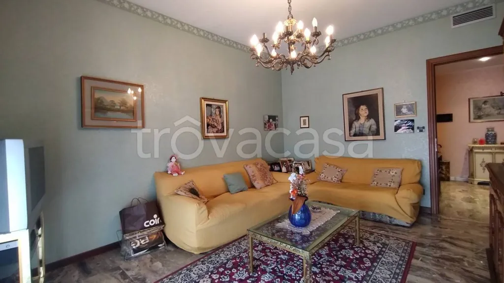 Séjour - Spacious Apartment with Balcony Views in Torino
