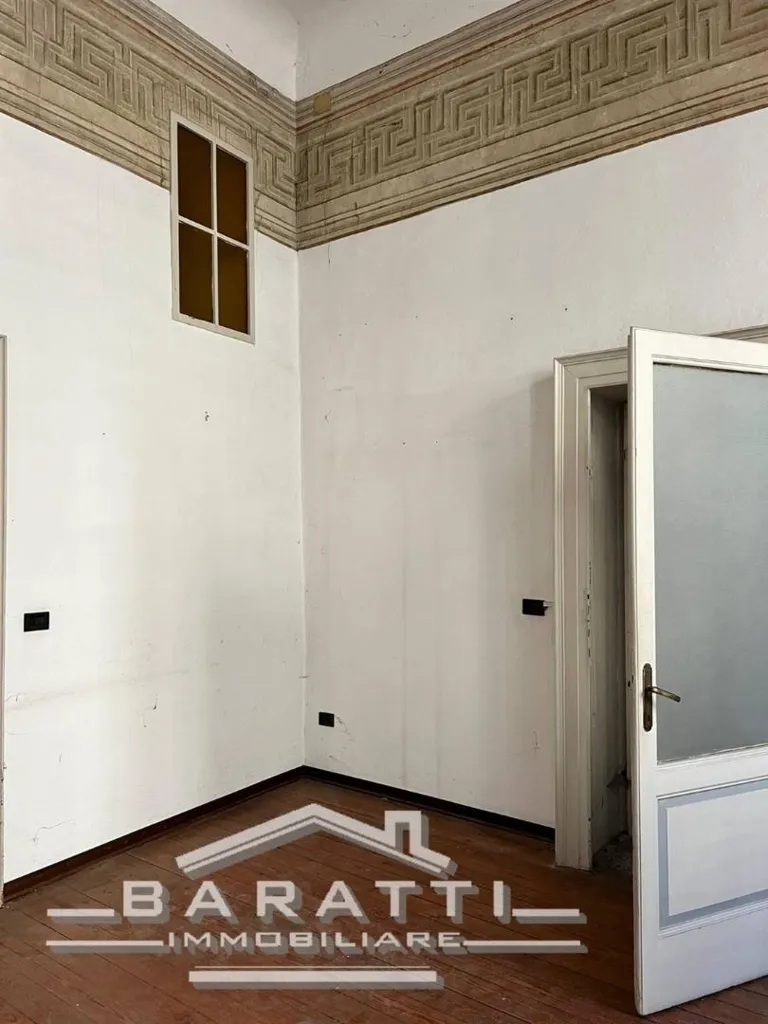 Rooms - Ground Floor Apartment with Balcony in Mantua
