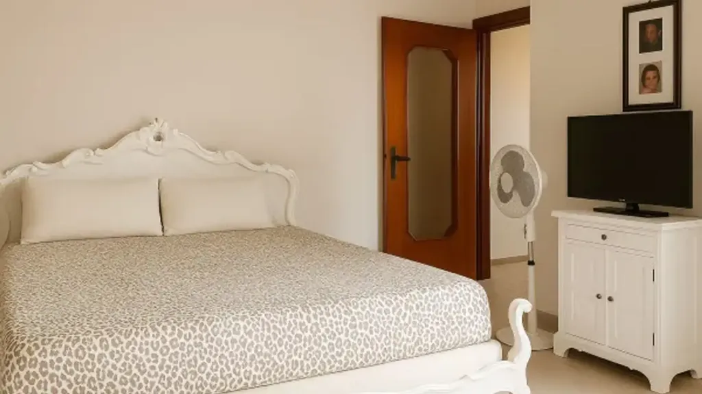 Chambres - Villa with Two Units in Piacenza