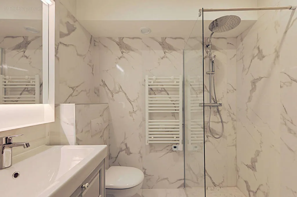 Bathrooms - Studio with Courtyard View in Paris 3ème