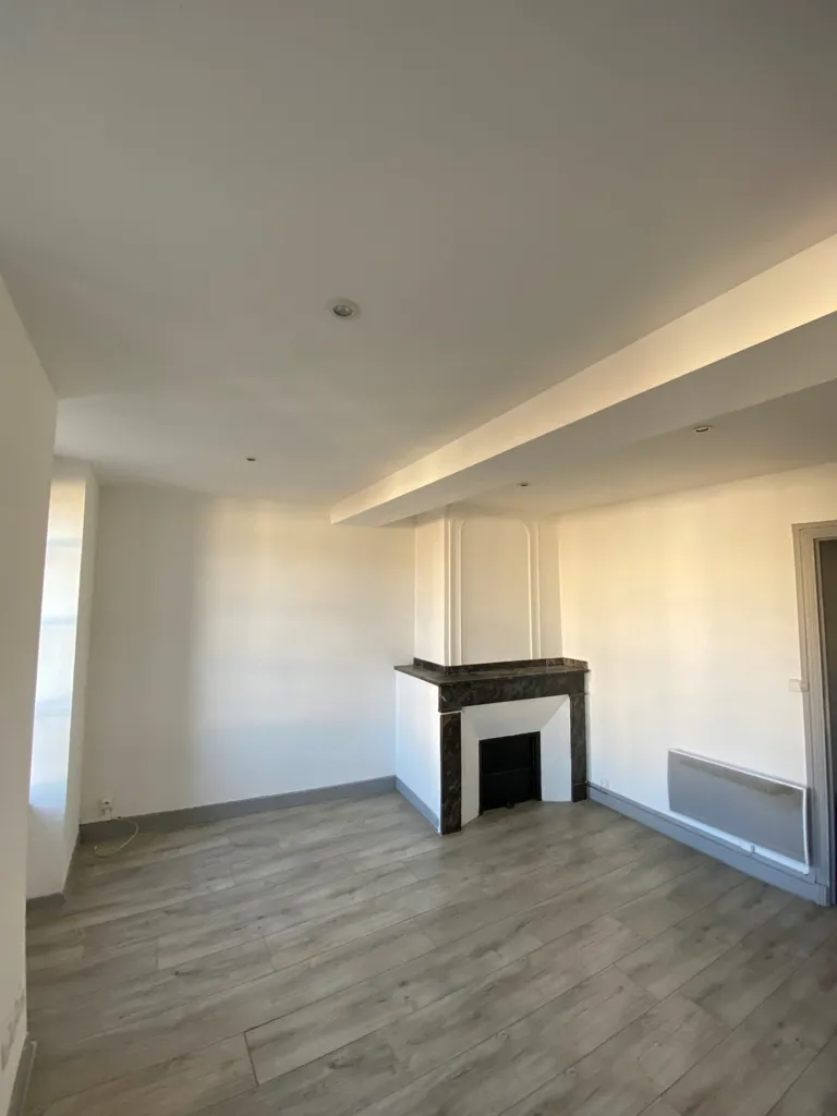 Séjour - Appartement Rénové de Type 3 au Centre de Castelnaudary