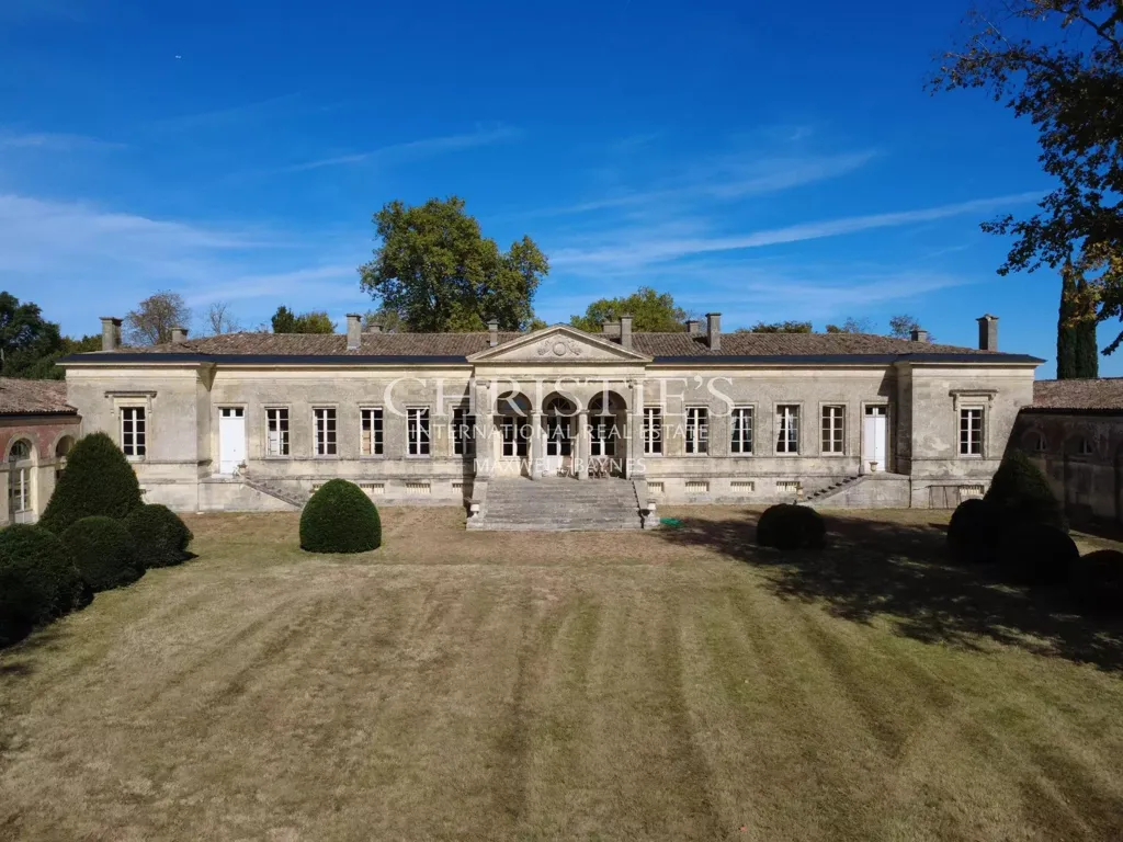 Vue aérienne - Domaine Viticole Historique avec Château à Entre-Deux-Mers