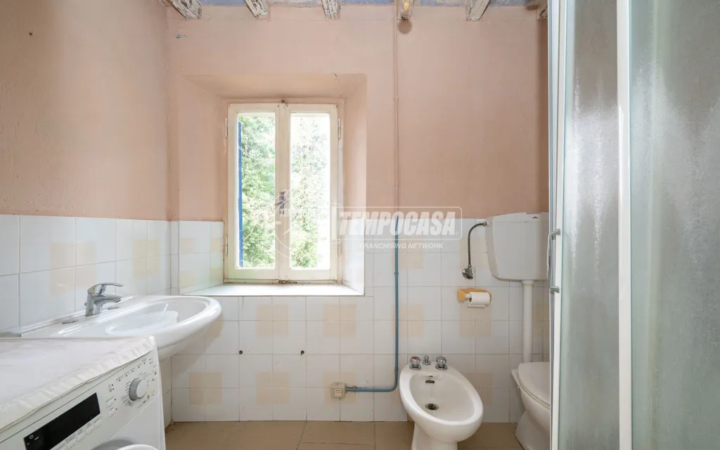 Vannitoad - One-Bedroom Flat in Multi-Storey Building in Sassuolo