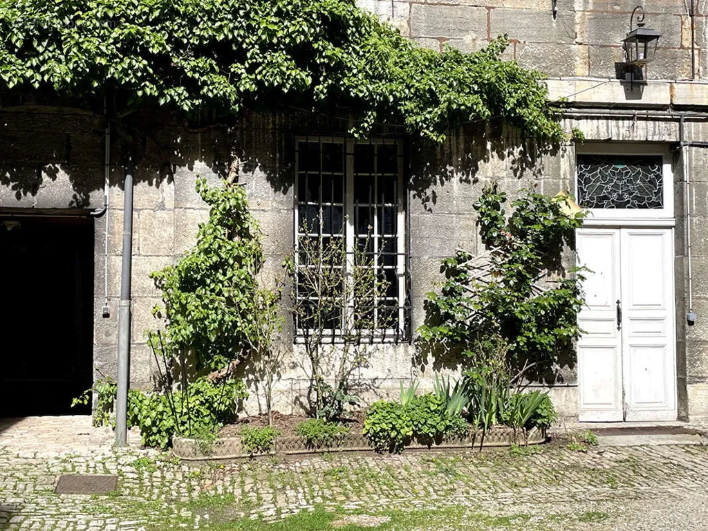 Aed - Charming Flat with Courtyard View in Préfecture