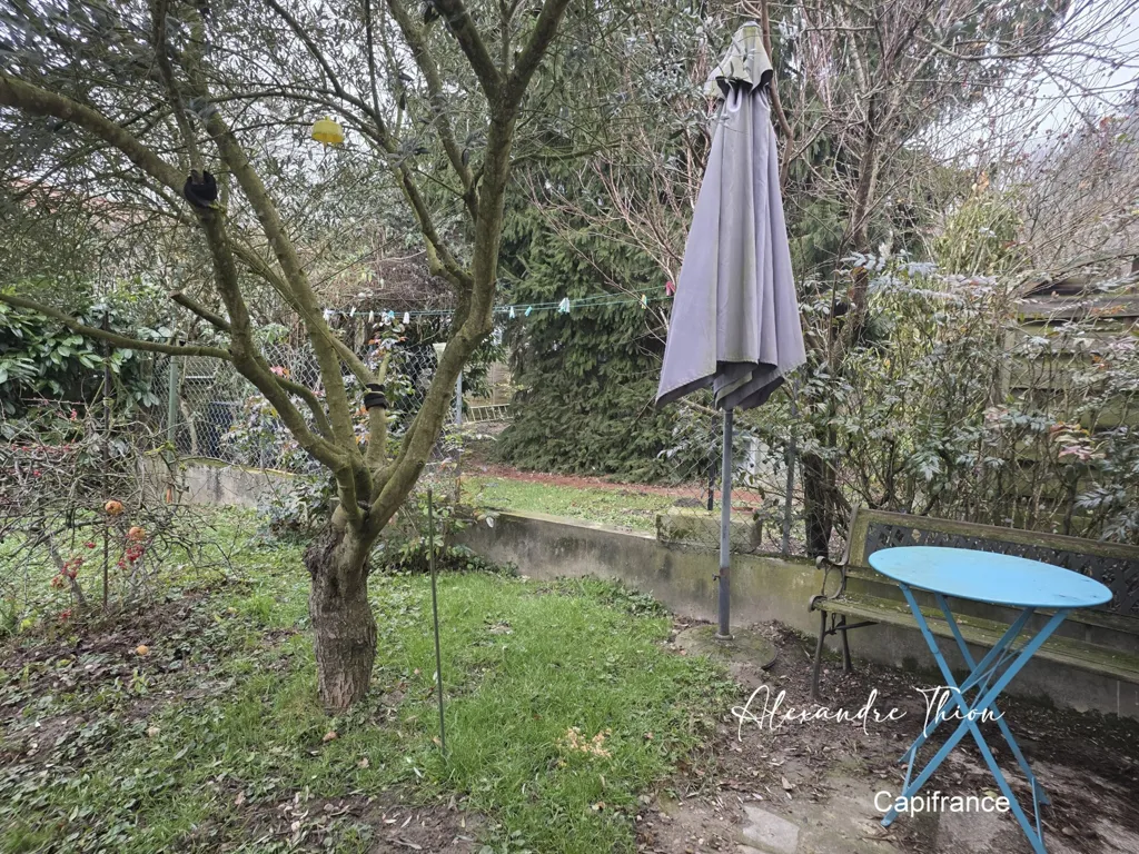 Jardin - Maison Lumineuse avec Jardin à Chatillon-la-Palud